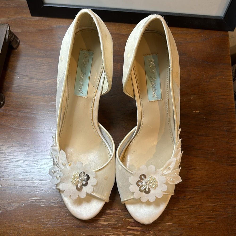 Betsey Johnson White Heels size 6
